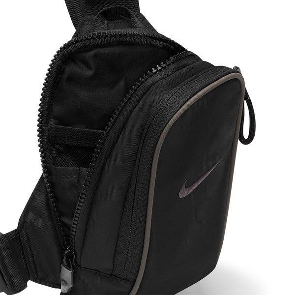 NIKE | SPORTSWEAR ESSENTIALS 1 LITRE CROSS-BODY BAG. BLACK/BLACK/IRONSTONE AVAILABLE ONLINE AND IN STORE AT MOMENTUM SKATESHOP IN COTTESLOE, WESTERN AUSTRALIA.